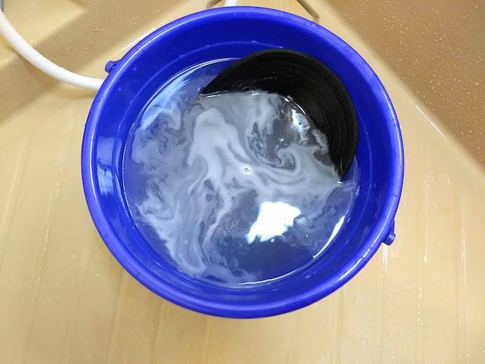 色あせたニューエラのワークキャップの汚れ落とし